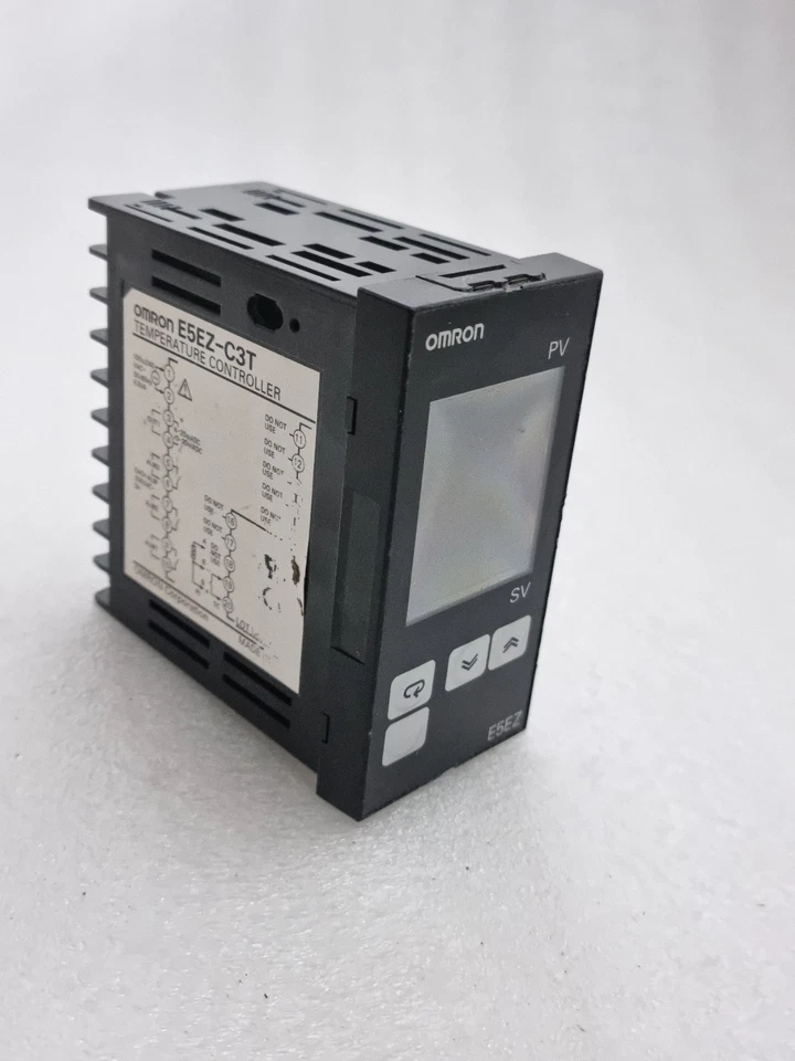 One Used Omron E5EZ-C3T Temperature Controller 100-240Vac 50/60Hz